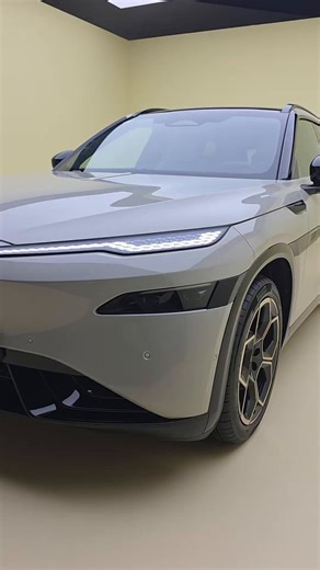 #Volkswagen ID. UNYX 08 has officially launched, with an official price range of RMB 229,900–289,900. It is the first model co-developed by Volkswagen and #Xpeng.L/W/H: 5000/1954/1672mm, wheelbase: 3030mm. At the rear, it is equipped with 3D controllable LED light clusters.The cabin features 95% full soft-touch coverage, with seats upholstered in Nappa genuine leather. Front passenger seat: 14-way electric adjustment + leg rest + 10-point pneumatic massage. Second-row seats: 10° backrest adjustm