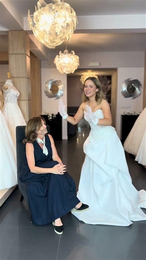 Kiedy mama wybiera suknię bardziej dla siebie niż dla Ciebie… #sukniaslubna #weddingdress