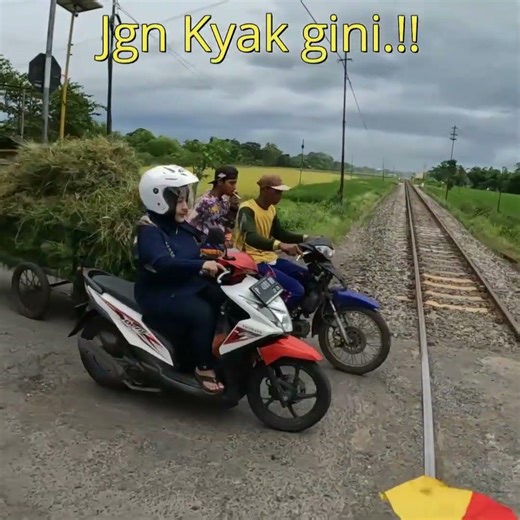 Stop.!! Begini jadinya. Makanya tetap sabar dan patuhi rambu2 dan marka jalan yg berlaku