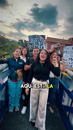 Jpsuv Trujillo on Instagram: "¡La Juventud alza su voz desde las alturas! 🌉✨Hoy nos plantamos en la pasarela de la Redoma para dejar un mensaje claro al mundo: ¡Queremos de vuelta a nuestro Presidente @nicolasmaduro y a la Primera Combatiente @ciliaflores! 🇻🇪🙌 No es solo una pancarta, es el grito de una juventud que ama su tierra y no se deja doblegar. Nuestra mayor bandera es la Paz, pero nuestra base es el respeto a la soberanía. ¡Trujillo no se detiene! 🏔️✊ #Valera #Trujillo #Justicia #F