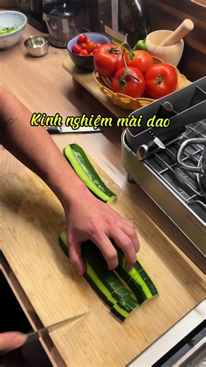 -Mài dao là 1 cách tập thiền rất tốt, luyện ta tính kiên trì. -Mài dao không phải cứ hùng hục là được, phải có kĩ thuật, đúng lực, đúng hướng, đúng góc. -Dao nào mới thì dùng cũng sướng, nhưng xài lâu cũng cũ như nhau, phải Spa cho nó thế thì dùng tiếp mới sướng được. -Con dao tốt thì cái sướng nó được lâu hơn. Tiện thể, trên Amazon đang giảm giá bộ 3 dao Tefal dòng IceForge, công nghệ tôi thép lạnh, cứng cáp hơn, dễ mài bén hơn. Link mua dao mình gắn bên dưới 👇