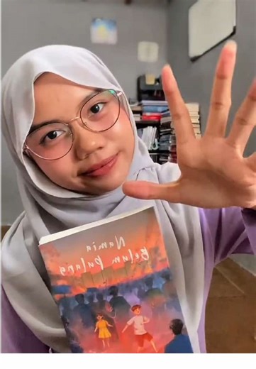 Namia belum pulang Sekarang tahun 2025 dan aku baru saja terbengong-bengong menyimak tayangan aksi demonstrasi di tanah air yang berujung ricuh melalui gawaiku. Sesak mendadak menerkam inti dadaku. Rasanya seperti digulung pusaran angin tornado yang paling dahsyat. Jantungku berdebar seiring bayang-bayang peristiwa kelam di tahun 1998 silam secara beringas mendominasi setiap rongga ingatanku. Sejurus waktu, tanpa bisa kucegah, benakku memutar kembali peristiwa kelam yang terjadi kala itu. Perist