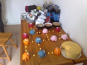 Pac Man cake with cupcake ghosts