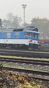 2.1K views · 210 reactions | Osobní vlak vykolejil dnes odpoledne v Neratovicích na nádraží. Nikomu se nic nestalo, hasiči čekají na jeřáb, který vagon vlaku vrátí zpět na koleje.  #aktualnezbrandyska #neratovice #vlak #zeleznice #nehoda #hasici | AktualnezBrandyska.cz | Facebook