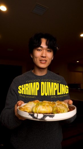 Joe Chu on Instagram: "⇩ Full Recipe 🥟 ⇩ Macros per 6 rolls: Protein: 53g Carbs: 23g Fat: 9g Calories: 375 Ingredients per 6 rolls: - 6 napa cabbage leaves - 1 second spray oil - 1/2 medium sized carrot - 2 green onion - 2 tsp minced garlic - 10oz red Argentine shrimp, raw - 1/2 tbsp sesame oil - 1 tbsp soy sauce - 1/2 tsp black pepper - 3 tbsp ponzu How to make it yourself: 1. Bring a pot of water to a boil 2. Add your nappa cabbage leaves into the boiling water until they start to become more