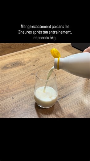 Noam | Mentor Prise de masse on Instagram: "Tu te sens explosé demain pas parce que t’as “bien bossé”. Tu te sens explosé parce que t’as massacré les 2 heures après. Cette fenêtre décide si tu récupères et progresses… ou si tu traînes ta fatigue à la séance suivante comme un clown. Voilà comment l’utiliser vraiment 👇 Les 20–30 premières minutes : BOIS Ton corps ne veut pas un steak tout de suite. Il veut des liquides, du sodium et des glucides. ✅ Gros verre d’eau + électrolytes (ou une pincée d