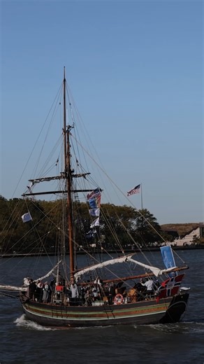On July 4, 1825, the sloop Restauration set sail from Stavanger, Norway, carrying 52 Norwegian immigrants — later known as the “sloopers” — on a journey to pursue religious freedom in America. After months at sea and the birth of a newborn, they arrived in New York City on October 9, 1825, marking the beginning of organized Norwegian emigration to the United States. Two hundred years later, a replica of the Restauration departed from the same port in Stavanger, again on July 4. The vessel comple