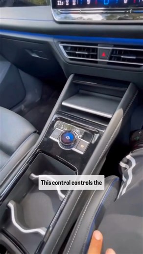 A quick walk through of the Tiguan, but packed with all the features you need to know! Do you like the R-Line specification? Build yours here: https://www.vw.co.za/en/models/tiguan.html. 🎥: https://www.instagram.com/snapchangemedia #Volkswagen #NewTiguan #TSUV | Volkswagen