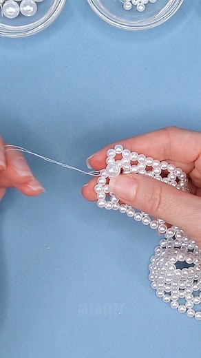 90K views · 2K reactions | A delicate pearl choker/necklace/collar easy to make - DIY jewelry! | Miarti - Creative ideas | Facebook