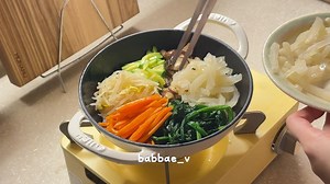 【沉浸式】用温暖的韩国料理家常菜度过的一周🏠 一碗饭就能搞定的料理：泡菜蒸肉、蛤蜊饭团、滋滋作响的石锅拌饭、一盘麻婆豆腐盖饭、简单的嫩南瓜面、泡菜煎饼