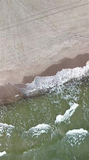 Z góry wygląda to jak inny świat 🌊🚁 Morze, plaża i cisza, której brakuje na co dzień. Obejrzyj do końca i daj się ponieść temu widokowi 🌊#bursztyn #MierzejaWiślana #morze #poland🇵🇱 #amber