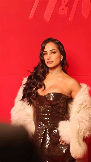 Valery Revello on Instagram: "10 años celebrando a lo grande con @hm ❤️✨ #10añosHMPERU Un look de la colección The H&M INNOVATION METAVERSE DESIGN STORY. Vestido hecho de residuos de botellas de plástico 100% reciclados (y sin un revestimiento metálico, lo que los hace más fáciles de reciclar). #hmperu"