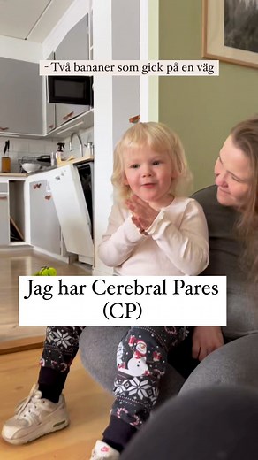 Jenny Larsson - Hon med CP on Instagram: "Så roligt att Astrid försöker återberätta en rolig historia men inte förstår att det just är tomater som blir ketchup 😂🙏🥰❤️ Men vem vet, bananketchup kanske vore något ändå 😆 Vi alla behöver mer roliga historier i våra liv! Skriv din bästa här i en kommentar 😃😍"