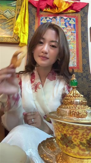 Enjoying crispy khapse with warm nun chaya ☕️✨ A true taste of Sherpa tradition and Nepali culture in every bite ❤️🇳🇵 #khapse #nunchaya #sherpaculture #traditionalfood #nepalifood