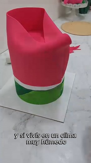 🎂✨ Tip rápido para un forrado perfecto ✨🎨 @‌dolcevita_sl nos muestra cómo estirar la pasta para cubrir tortas de forma pareja y sin complicaciones usando Pasta Ballina 📌 Guardá este tip si querés un acabado liso y prolijo en tus tortas #PastaBallina #ForradoDeTortas #Tips #Decoración | Pasta Ballina Argentina