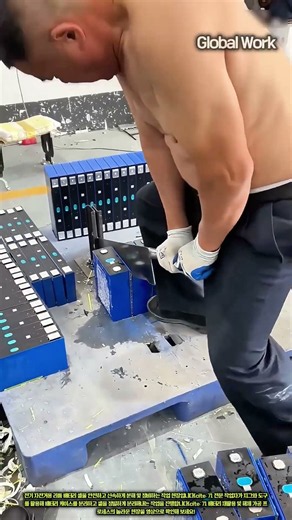 리튬 이온 배터리 팩 해체 및 셀 분리 정비 과정 #worker #process #lithiumbattery #tech #repair