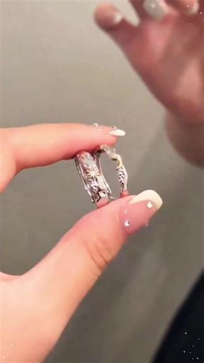 姐妹们快来！中国黄金这款日月同辉情侣对戒也太浪漫了✨925纯银材质，质感高级不掉色日为朝，月为暮，岁岁年年皆是你简约百搭还支持刻字，专属你们的小浪漫平价又有仪式感，情侣闭眼入#中国黄金 #日月同辉对戒 #情侣戒指 #送礼好物#戒指控女生