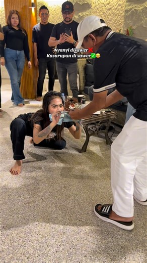 Tita iting on Instagram: "Kur jeung papih @papihaw_69 kasurupan di sawer😂😂💃🏽#fakesituation⚠️ #fyp #itingchanel #hiburan #papihaw"