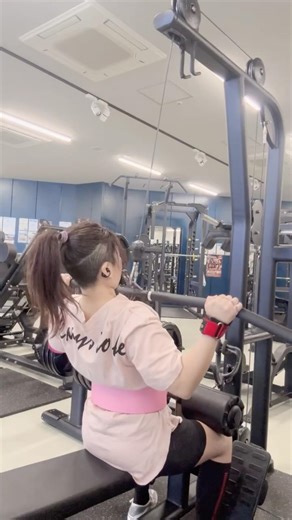 ラットプル、次は低重量で丁寧にやります、雑すぎました🤣だけど、背中気持ちぇええええ♡ パワーグリップの付け方下手すぎるー！ #ラットプルダウン #ディップス #ジングルベンチ