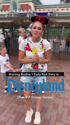 This is how to execute early park entry at Disneyland! ✨ 👉🏻Before we get started, to get the link to my guide, ✨”A Mom’s Guide to Disneyland” ✨ - click the link in my bio or go to brookeraybould.com/disneyland (for disney world guide visit: brookeraybould.com/disneyworld ) My guide is available for purchase $10 off (TODAY ONLY) using code “DISNEYLAND” at checkout! To get early park entry, you must be staying at a Disneyland Resort Hotel. This video was created to show a hypothetical version in