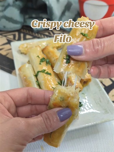Crispy cheesy filo 🧀 La pâte filo, un indispensable a avoir dans son frigo ! Elle peut remplacer une pâte a tarte, une galette ou faire une excellente base pour un dessert 👍 - pâte filo - comté, mozzarella, parmesan - poivre, ail semoule, paprika - persil - oeufs - huile #filo #ramadan #recettefacile #cheese #brick
