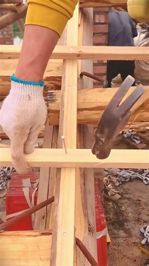 wooden roof frame installation techniques using simple carpenter's tools #shorts