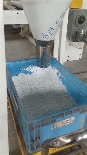 PVC granules pelletizing machine running......