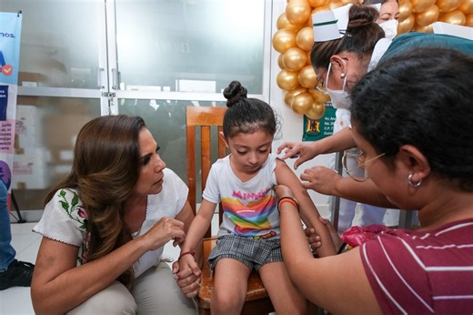 🏥💉 Gisel también vino a vacunarse contra el sarampión al centro de vacunación del Hospital General de #Chetumal. Al revisar su cartilla, su mamá notó que le faltaban sus dosis y, ante el brote nacional, decidió protegerla. Recuerden que pueden acudir de lunes a viernes de 8:00 a.m. a 4:00 p.m. a los módulos de vacunación. Y este fin de semana 21 y 22 de febrero: 📍Parque de Las Casitas 📍Plaza Las Américas | Mara Lezama