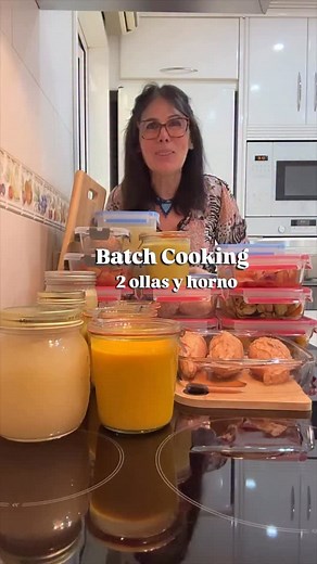 ✨BATCH COOKING - 2 ollas y horno 👉🏻Si quieres las recetas y el menú de esta semana dímelo en comentarios😘 Nueva semana organizada👉🏻Con 2 ollas y 3 bandejas en el horno, hemos sacado comida para toda la semana y también para congelar. Hago el caldo con el método de 2 ollas de mi suegra👉🏻En una olla pongo todas las carnes y en otra olla las verduras. Después mezclo los 2 caldos y así consigo con el mismo trabajo, muchísima más cantidad y puedo congelar, lo que es una gozada! 👉🏻Os cuento c