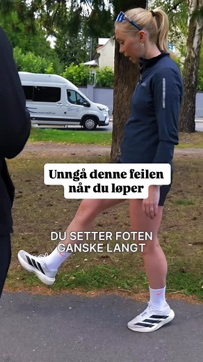 Veronica Undseth / Løpekurs.no on Instagram: "Sliter du ofte med vondt i muskler og ledd når du løper? 🏃‍♀️ Ofte handler det ikke om kroppen din – men om teknikken. En av de vanligste løpefeilene er å lande med foten for langt foran kroppen. Da «bremser» du deg selv, og belaster bein, hofter og rygg unødvendig. Resultatet? Tyngre steg, høyere skaderisiko – og mindre løpeglede. Prøv i stedet å løfte blikket, få kroppen litt mer opp og fram, og land med føttene rett under deg. Små justeringer kan