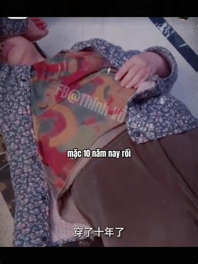 [Rednote] Mẹ tôi cả cuộc đời không có được cuộc sống của chính mình -------- 1. Sáu đứa con cũng không chống lưng được cho mẹ -------- 2. Sáu đứa con, nhưng lại không có lấy hai đứa có lòng, ông bố đã có năng lực mặc được cái áo mấy chục triệu ngồi cao cao trên ghế, mẹ lại mặc bộ đồ 200k nằm dưới đất. >>> Có những bà mẹ như thế đấy, đưa bà thoát khỏi, mua đồ này kia cho bà, cũng không có tác dụng gì. >>> Đấy là vừa bị tẩy não, vừa là nội trợ quanh quẩn ở nhà, không có năng lực sinh tồn, bây giờ