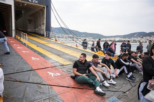 Λέσβος: Κατάληψη του καταπέλτη του πλοίου ΝΗΣΟΣ ΣΑΜΟΣ από ομάδες κτηνοτρόφων - Το πλοίο αναχώρησε με τους μισούς επιβάτες και χωρίς φορτηγά και ΙΧ (εικόνες)