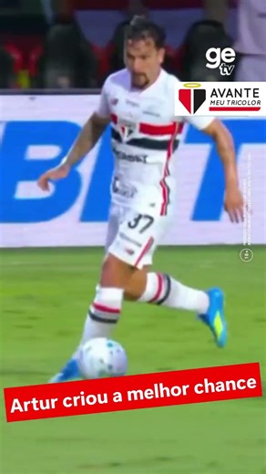 POR MUITO POUCO: Artur fez grande jogada, mas leve desvio do goleiro tirou o gol do São Paulo