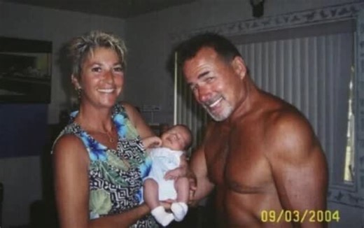 En 2004, Thomas y Jackie Hawks decidieron vender su yate para pasar más tiempo con la familia. Ese noviembre, Skylar DeLeon contactó a los Hawks para comprar el yate. En la mañana del 15 de noviembre de 2004, los Hawks llevaron a Skylar y a su esposa Jennifer DeLeon a una prueba en el yate. Skylar trajo consigo a dos "compañeros": Alonso Machain, funcionario de prisiones, y John Fitzgerald Kennedy, exconvicto y pastor de jóvenes. Una vez que el barco zarpó, los tres hombres atacaron a los Hawks 