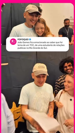 Fofoquei on Instagram: "João Gomes se emocionou ao saber que virou tema de um TCC. O trabalho foi feito por Laura Ancina, estudante de Relações Públicas da UFRGS, que explicou pessoalmente ao cantor o motivo da escolha. O momento repercutiu e rendeu muitos elogios. Siga @fofoquei para ver mais! 📹 Reprodução: @joaogomescantor Equipe Fofoquei / Douglas"
