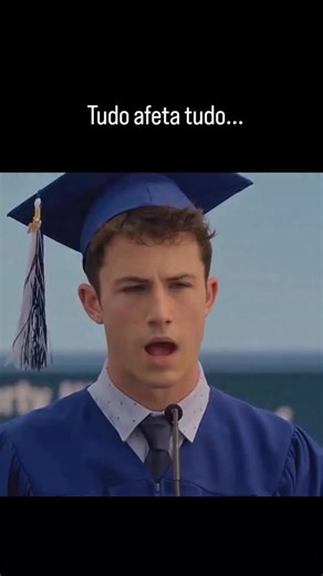 Belss on Instagram: "🎬 13 Reasons Why 2017 A história começa após o suicídio da estudante Hannah Baker. Antes de morrer, ela grava 7 fitas cassete (com 13 lados) detalhando os 13 motivos e as pessoas que a levaram a essa decisão. O protagonista, Clay Jensen, recebe essas fitas e mergulha no passado doloroso de Hannah enquanto percorre a cidade seguindo suas instruções."