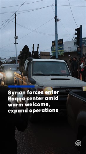 💢 Syrian army units began entering the city center of Raqqa as part of an ongoing operation against the YPG/SDF terror group 🔹 Residents gathered in the city center and welcomed Syrian forces, showing their support | Anadolu Agency