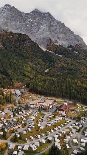 Was für ein wundervoller Herbst! 🍂🍁🌲 #ZugspitzResort #Herbstferien #Familienurlaub #Camping #Hotel #Tirol #Ehrwald | Zugspitz Resort