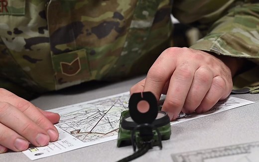 美军士兵学习使用指南针进行纸质地图导航操作