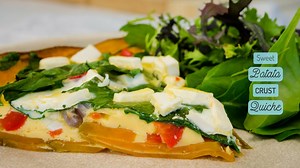This sweet potato crust quiche is a yummy spin on a traditional quiche made with pastry. Perfect for a family dinner or make it as part of meal prep for a nutritious lunch 😀 RECIPE: http://bit.ly/2wq3QXM | Chloe Moir Nutrition