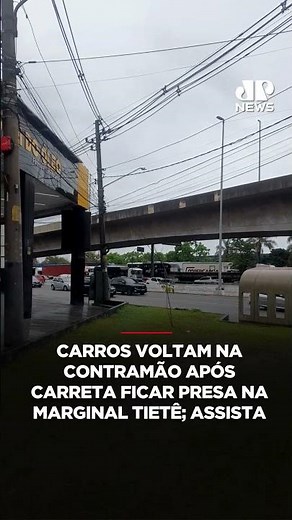Carros voltam na contramão após carreta ficar presa na Marginal Tietê; assista #shorts