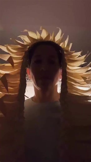 Headdresses were highly meaningful in pre-Hispanic cultures. They were symbols of power, spirituality, and social status, often worn by rulers, warriors, and priests. They were made from natural materials such as feathers, jade, shells, seeds, cotton fibers, natural fibers, and gold. Los tocados fueron elementos muy significativos en las culturas prehispánicas. Representaban poder, espiritualidad y estatus social, y eran usados por gobernantes, guerreros y sacerdotes. Estaban elaborados con mate