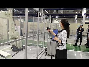 川崎重工、物流向けロボットソリューションを公開③（遠隔操作で車の塗装も）