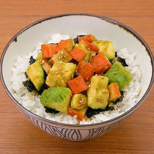 ごはんが進む♪ アボカドとカニカマのポキ風丼のレシピ動画・作り方 | デリッシュキッチン