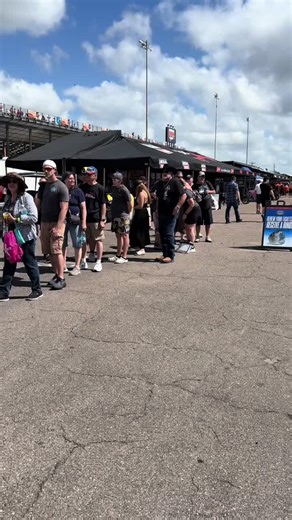 We had the great pleasure of hosting the Right Trailers Top Fuel Callout Drivers today! Great turnout @NHRA #righttrailers #fyp #racing #raceweekend