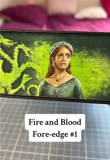Team Vert 🟢 ou Team Noir ⚫ ? Voici ma première peinture sur Fire and Blood et ça commence fort ! Alicent Hightower, la Reine Verte, prend place sur cette tranche. Ce vert intense symbolise bien plus qu’une couleur : c’est un camp, une guerre, une tension entre feu et ambition… Alors, à quelle team appartiens-tu ? Si tu aimes les livres qui racontent plus que leur texte alors… tu sais quoi faire 🔔✨ #foreedgepainting #bookpainting #booktok #bookishgifts #handpainted #jaspage #houseofthedragon #f