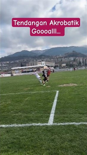 Tendangan akrobatik menghasilkan goal indah. #trendingshorts #sepakbola #football #tarkam #fyp