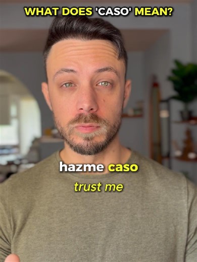 You might think ‘caso’ means “case,” but that translation lacks some other uses of this Spanish word. Like many high-frequency words, caso is used in many expressions. And that’s where its real meaning shows up. It’s much better to learn the chunks where native speakers actually use it than to memorize one isolated definition. Here are some of the most useful ones: 1️⃣ Hazme caso Listen to me / Trust me Tío, hazme caso. Bro, listen to me. 2️⃣ Ni caso Don’t pay attention / Ignore it Ni caso a lo 