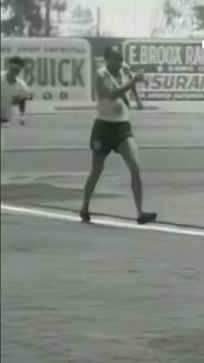 The fastest walker in the world vs a pro baseball player (1950s)