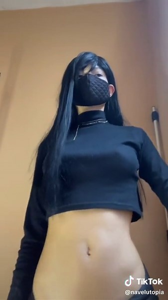 Stylish Black Long Sleeved Crop Top for Midriff Look